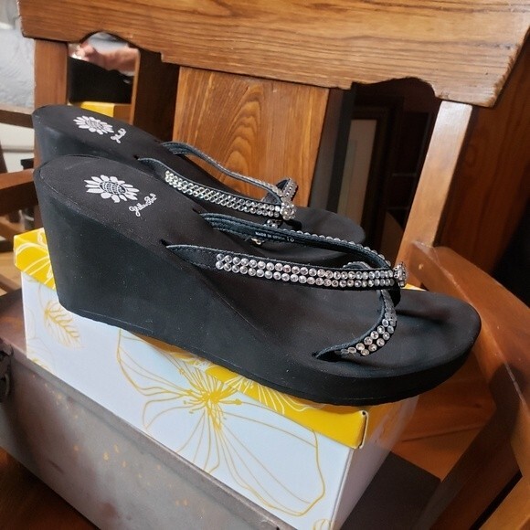 NWT Yellow Box Rhinestone Wedge Flip Flop Sandles Size 10 - Picture 2 of 4